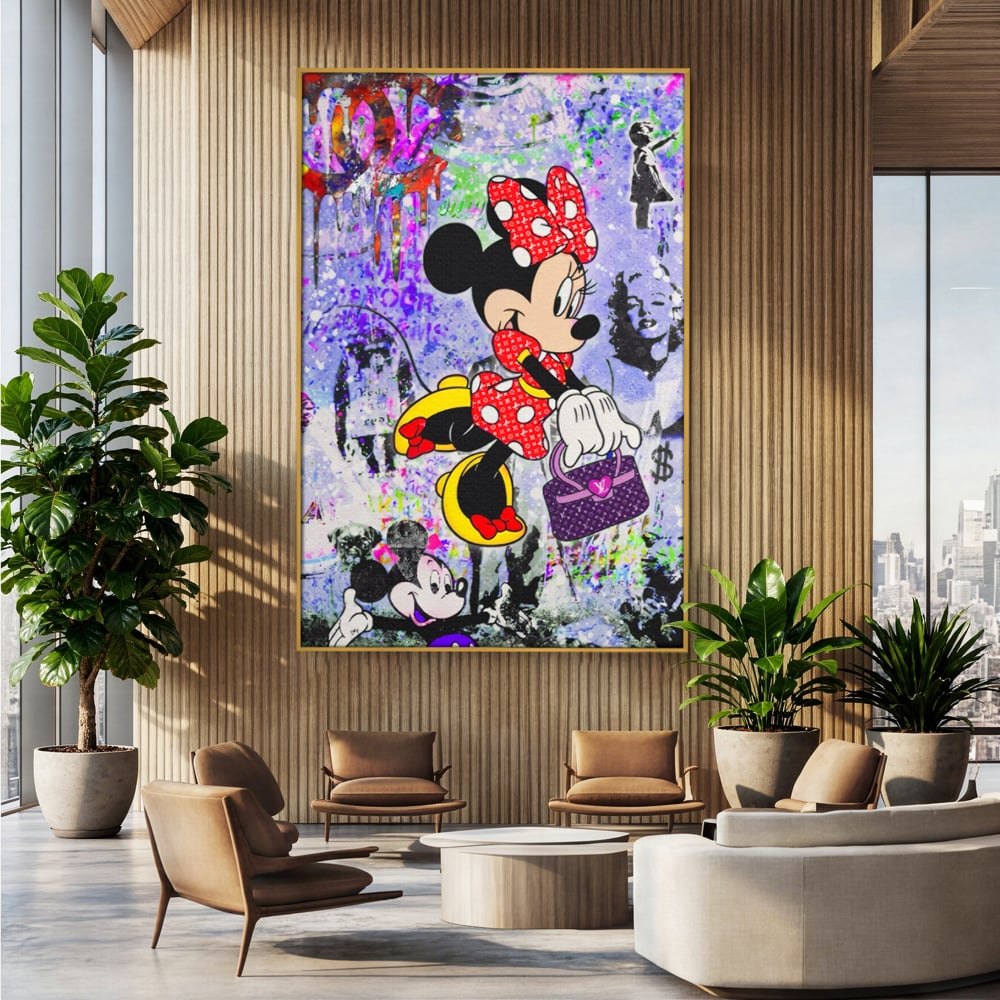 Tablou canvas cu tablou canvas cu minnie mouse stil pop art, in rama de aluminiu auriu, pe perete intr-un birou